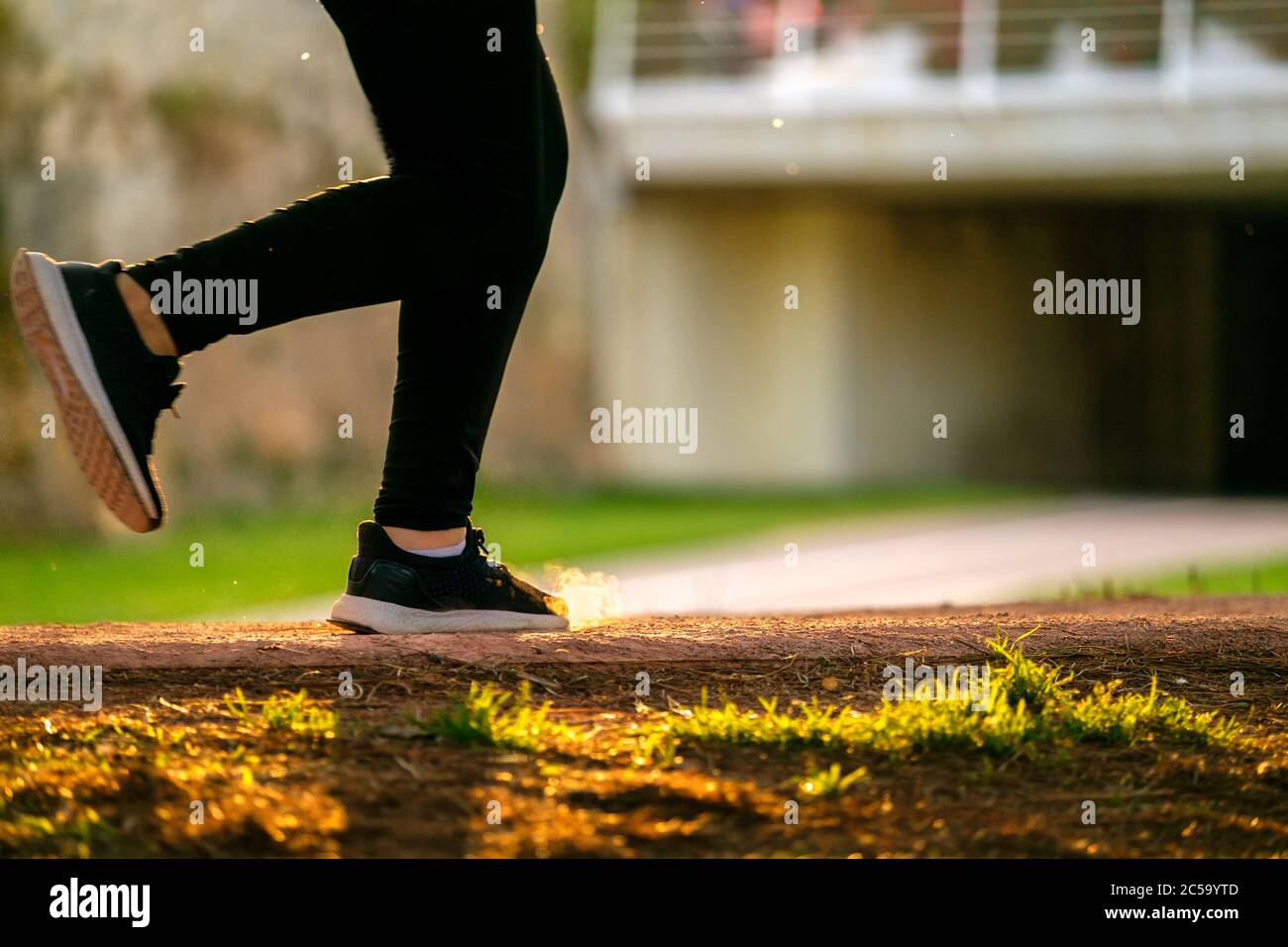 mujer se deslizó el polvo mientras corres, el movimiento de contraluz difuminado practicando deporte y estilo de vida saludable Foto de stock