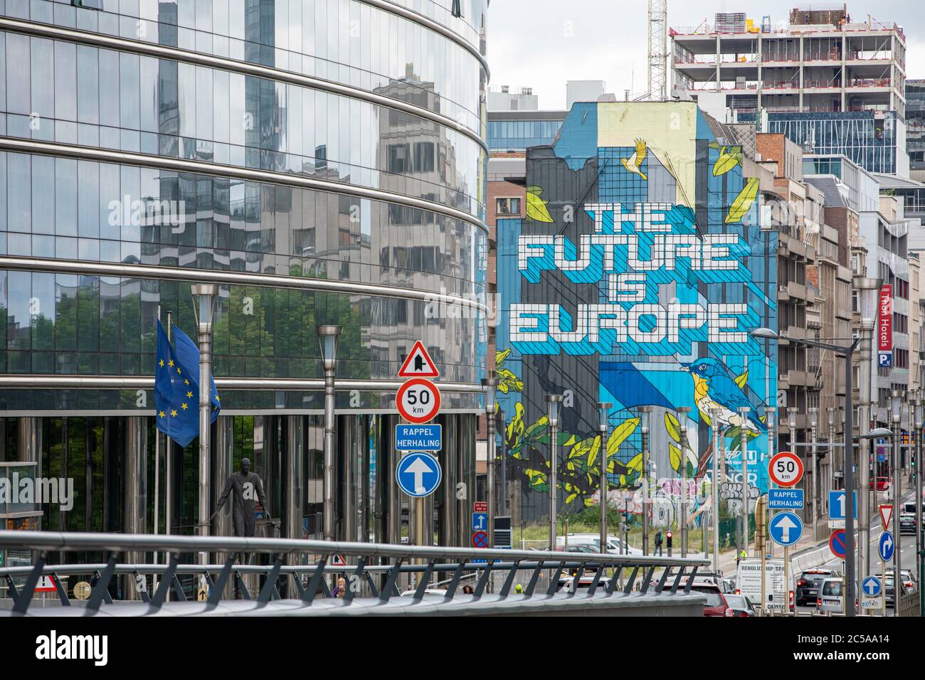 BRUSELAS, Bélgica - 1 de julio de 2020: Vista de una pintura urbana en el barrio europeo de Bruselas diciendo "el futuro es Europa" Foto de stock