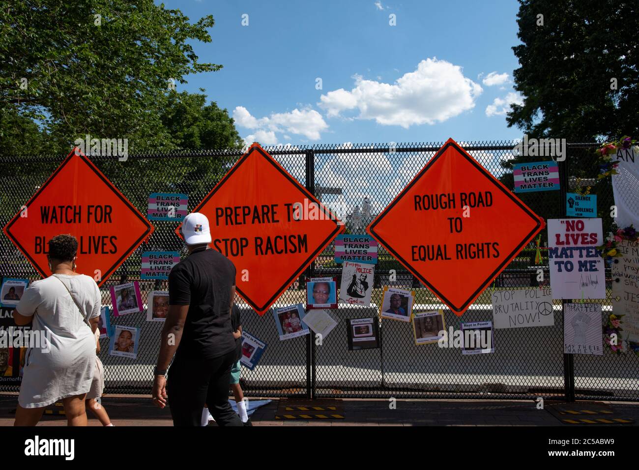 Estados Unidos Washington DC señales de protesta contra el racismo anexadas a una valla temporal alrededor de Lafayette Square Foto de stock
