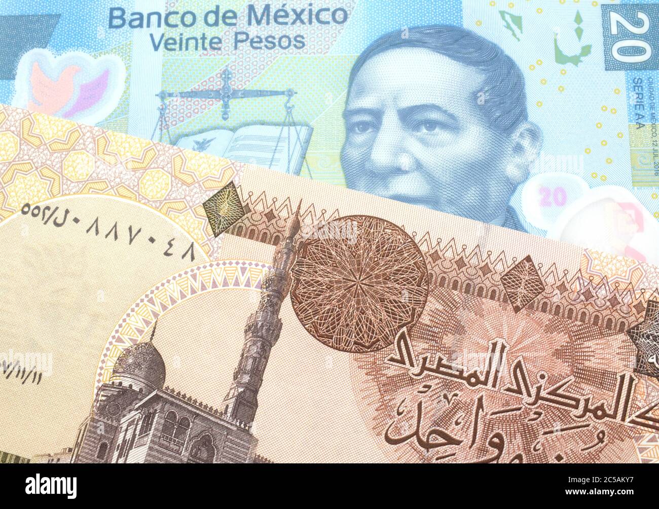 Un billete de una libra egipcia con un billete azul de peso mexicano de  México de cerca en macro Fotografía de stock - Alamy