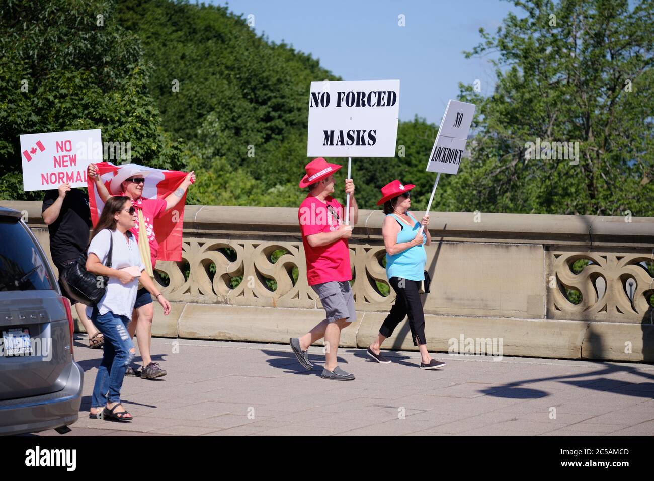 Antimáscaras y manifestantes canadienses que caminan en la capital del país el día de Canadá Foto de stock