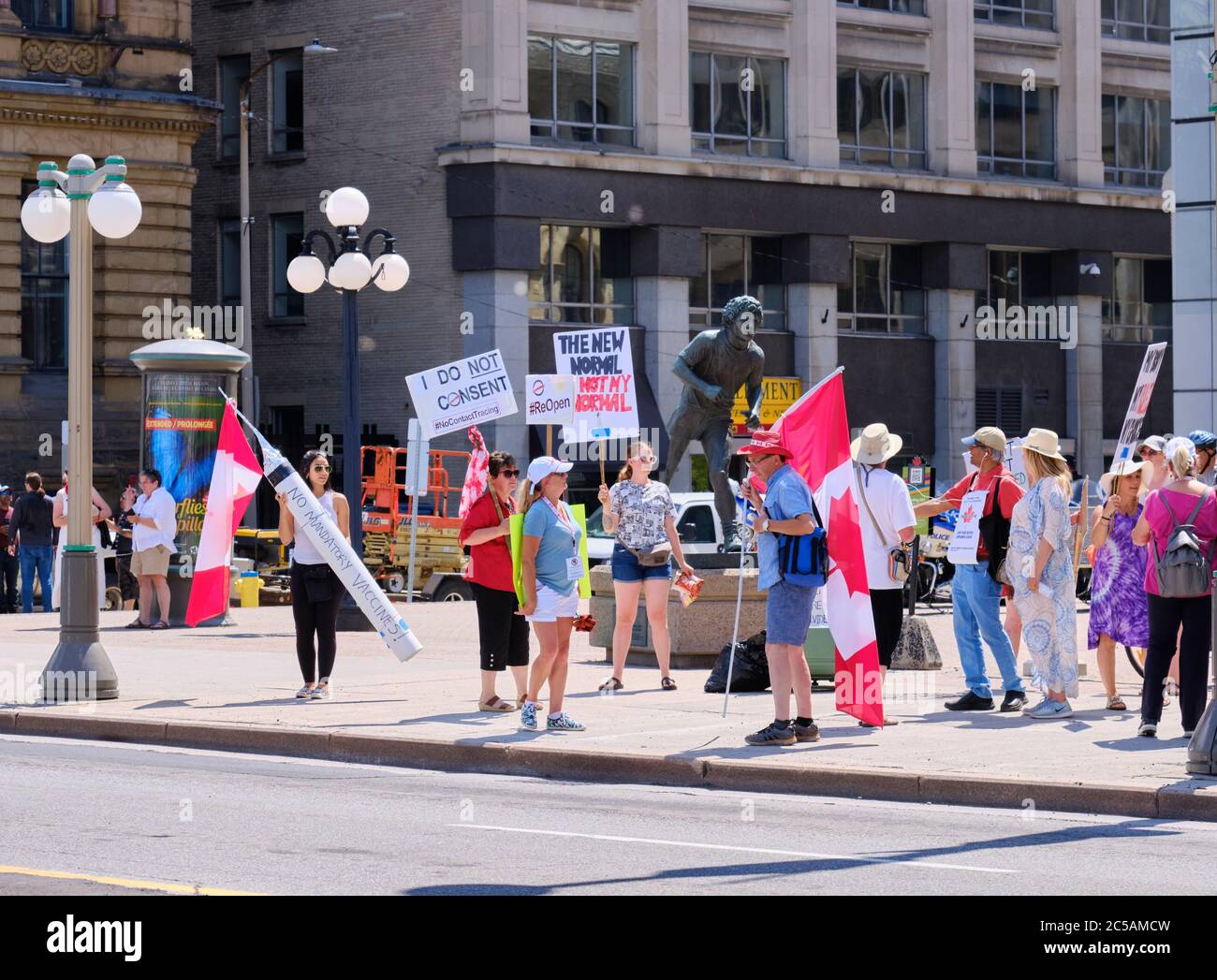 Antimáscaras, vacuna, crisol de cerquero de manifestantes canadienses caminando en la capital del país el día de Canadá Foto de stock