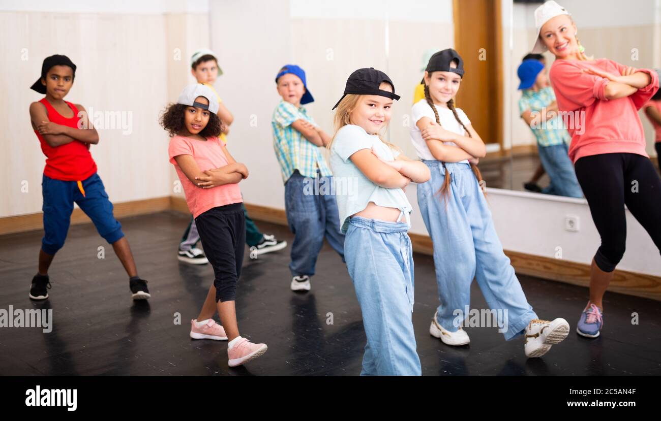 Múltiple pobre persecucion Positivo niñas y niños entrenando hip hop en estudio de danza, clases de  danza para niños Fotografía de stock - Alamy