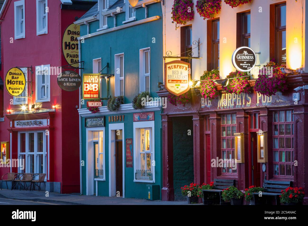 A lo largo de pubs Strand Street, Dingle, Condado de Kerry, República de Irlanda Foto de stock
