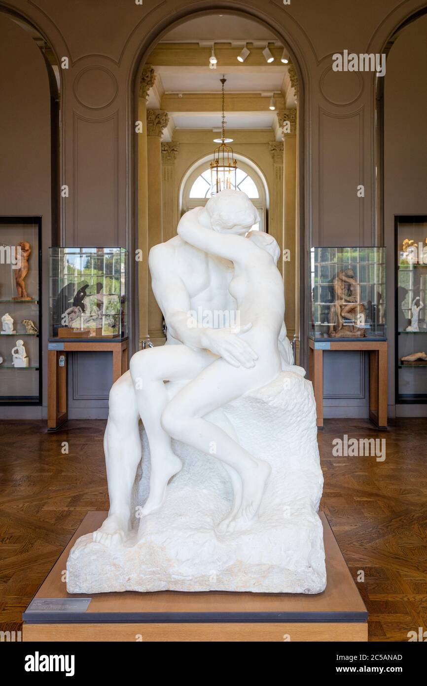 Le Braiser - el beso, escultura de Auguste Rodin en exhibición en el Hotel Biron - Musee Rodin, París, Francia Foto de stock