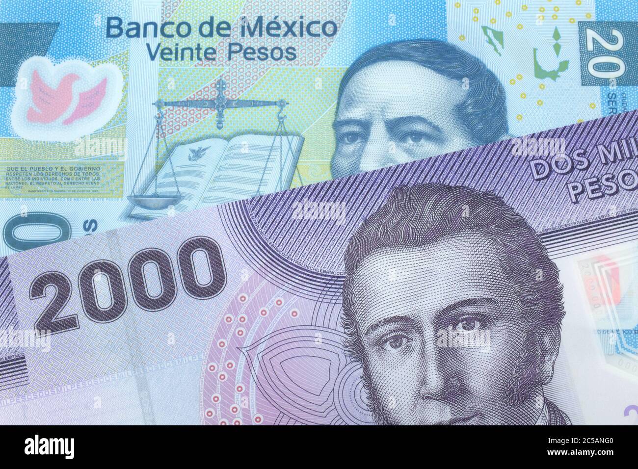 Un billete de banco púrpura de dos mil pesos de Chile con un billete azul de  veinte pesos mexicanos en primer plano Fotografía de stock - Alamy