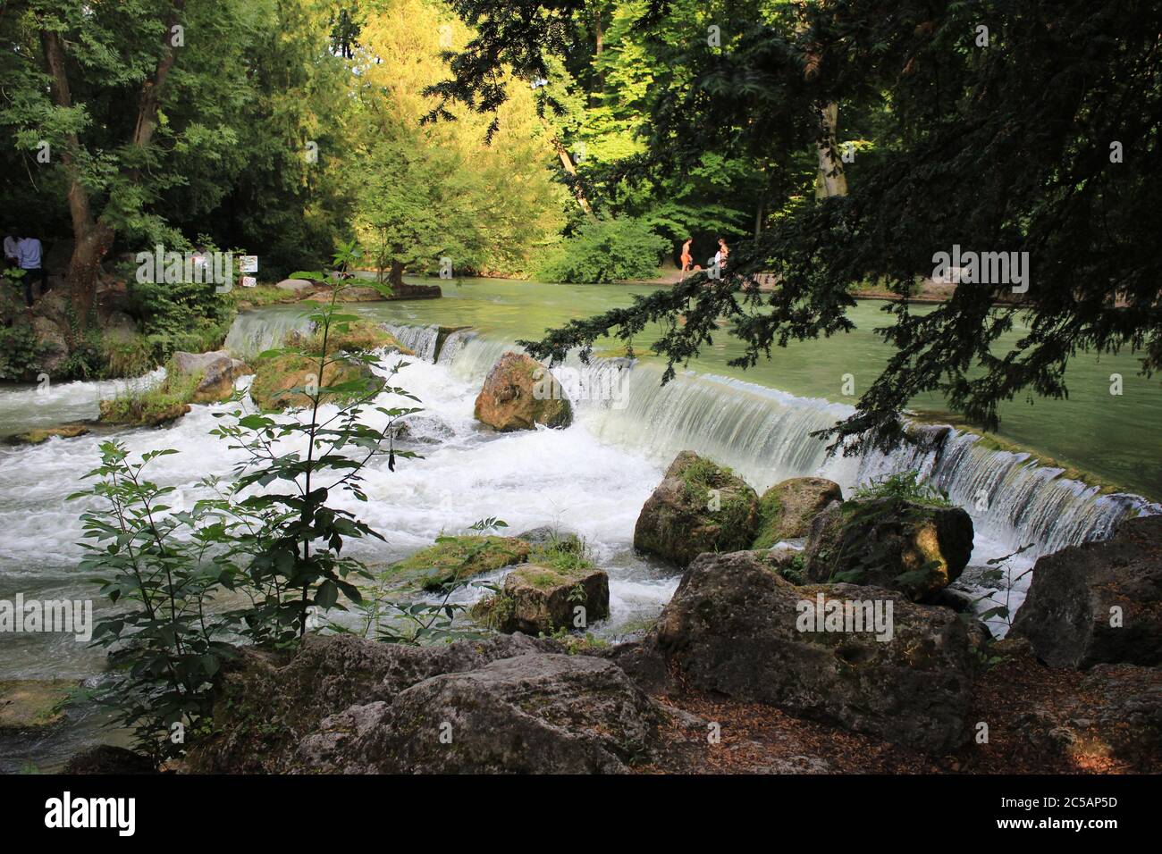 Cascada artificial en el Jardín Inglés en Munich, Alemania Fotografía de  stock - Alamy