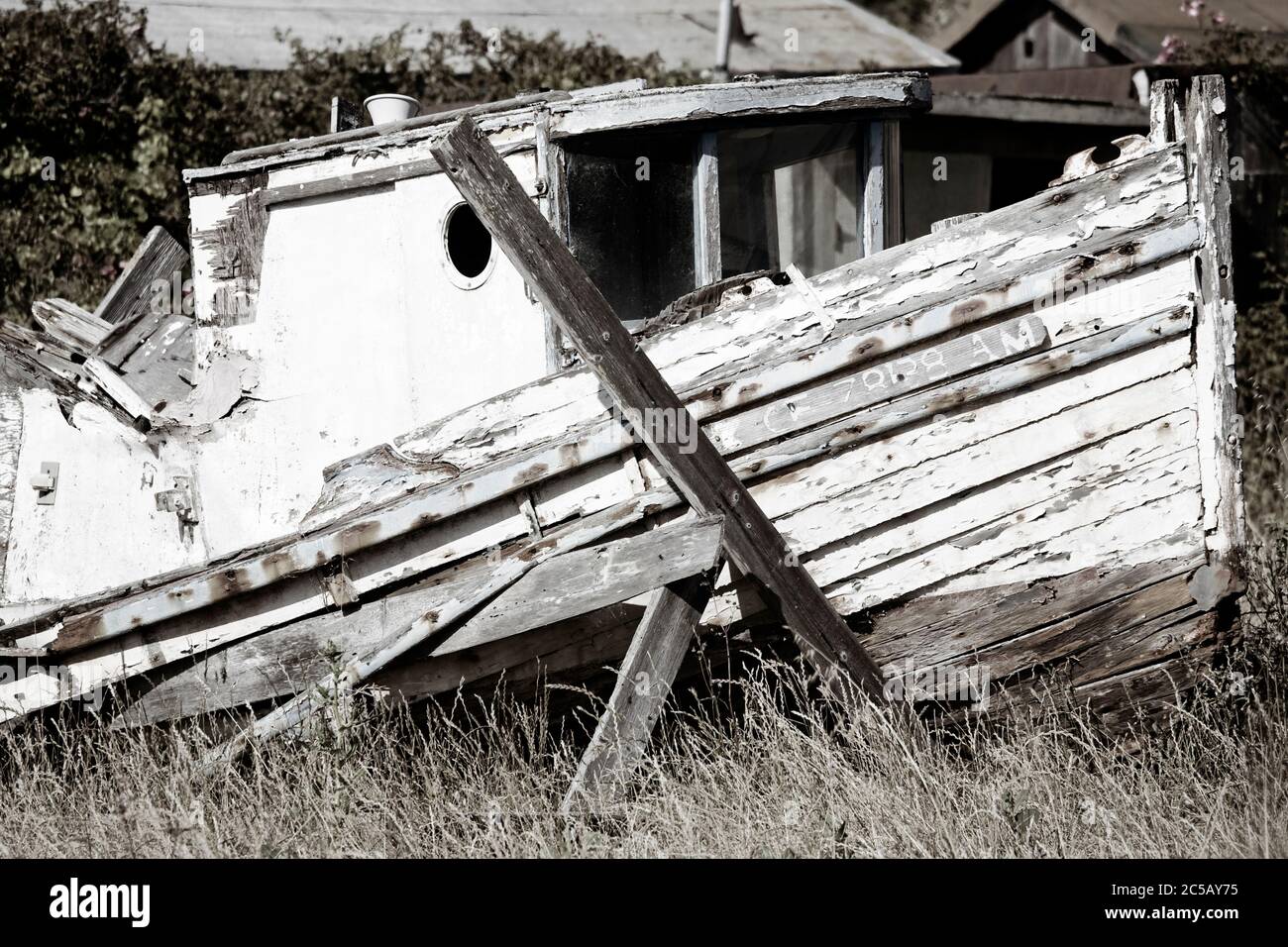 Antiguo barco de pesca, Moss Landing, Condado de Monterey, California, Estados Unidos Foto de stock