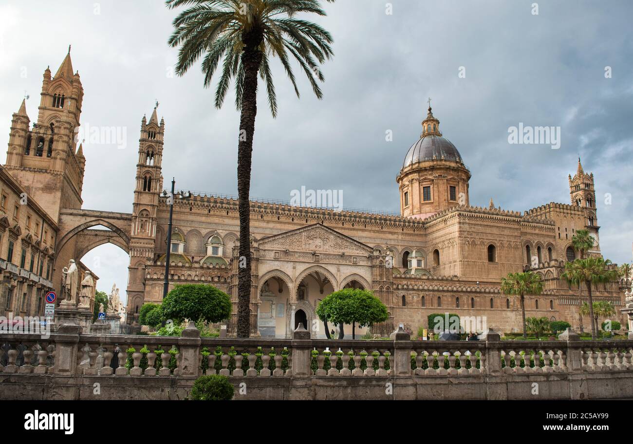 La Catedral de Palermo está conectada, a través de dos arcos puntiagudas, con el Palacio del Arzobispo, haciendo que la iglesia parezca un castillo, Palermo, Sicilia, Italia Foto de stock