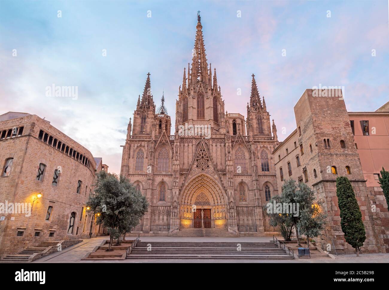 Barcelona - la fachada de la antigua catedral gótica de la Santa Cruz y Santa Eulalia al atardecer. Foto de stock