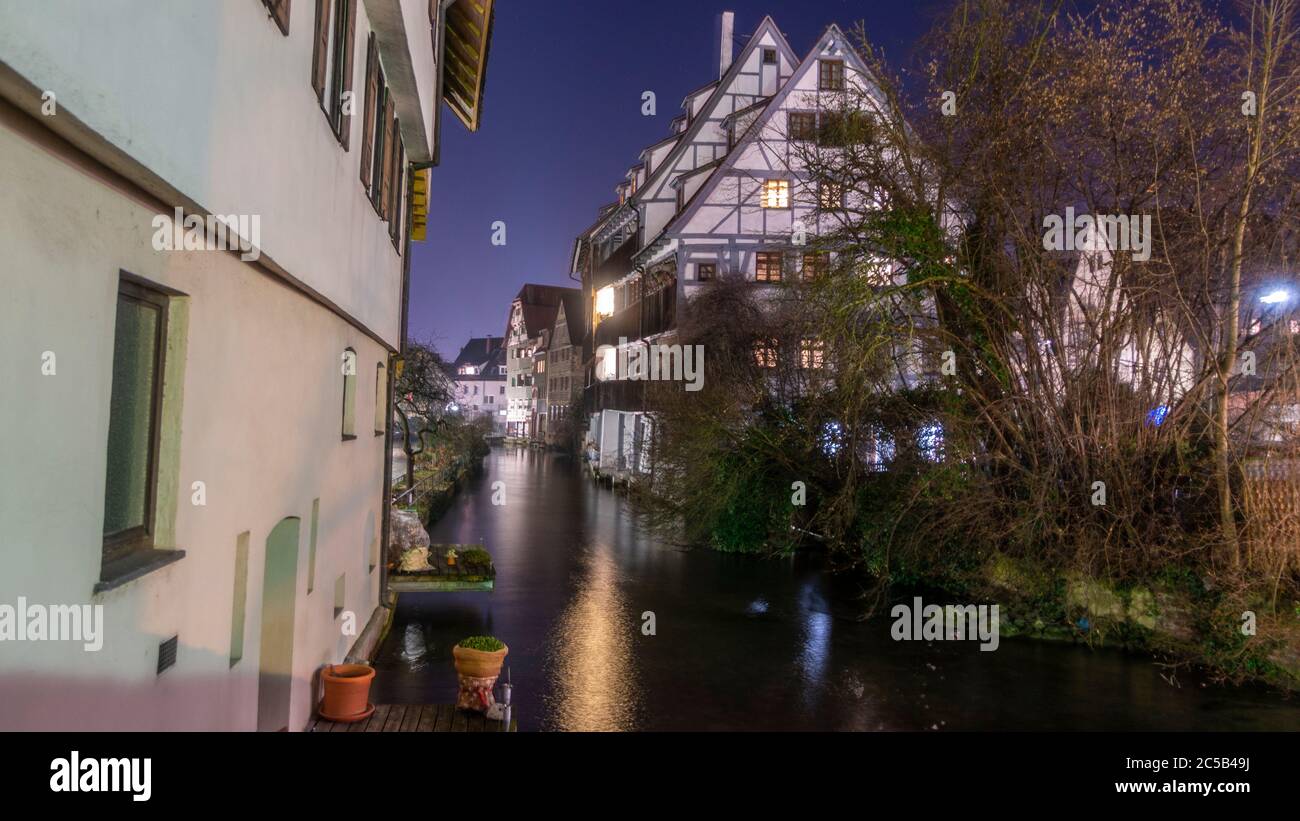 Escena nocturna de la ciudad histórica de Neu-Ulm con una casa marco en invierno Foto de stock