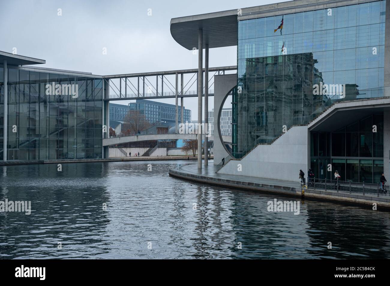 Marie-Elisabeth-Lüders-Haus edificio del gobierno con gente que pasa por el río Spree. Berlín, Alemania. Foto de stock