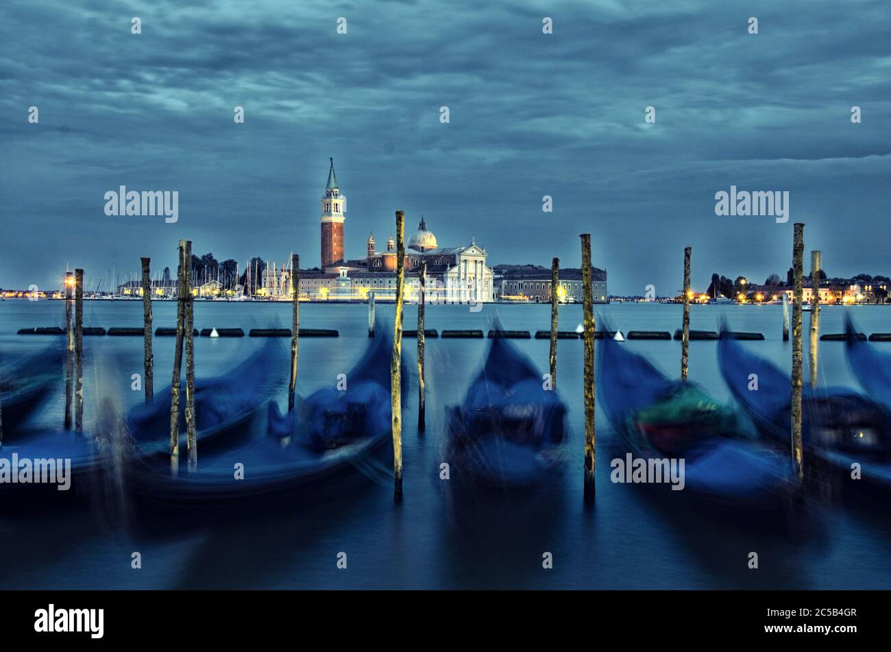 Venecia al atardecer, Italia con godolas Foto de stock