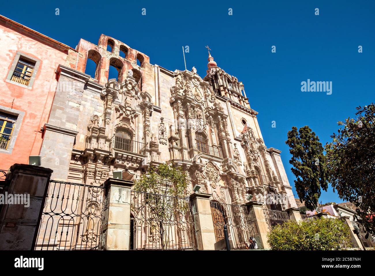 Fachada de estilo churrigueresco del Templo de la Compañía en el centro histórico de la ciudad de Guanajuato, Guanajuato, México. La iglesia masiva es el centro religioso para la orden jesuita y Fachada de estilo churrigueresco del Templo de la Compañía en el centro histórico de la ciudad de Guanajuato, Guanajuato, México. La iglesia masiva es el centro religioso para la orden jesuita y