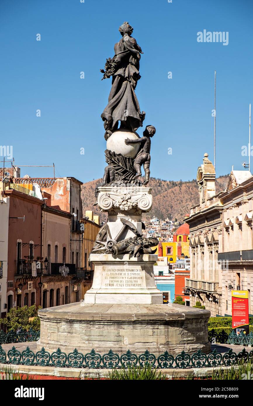 Monumento de la Paz en el centro de la Plaza de la Paz o Plaza de la