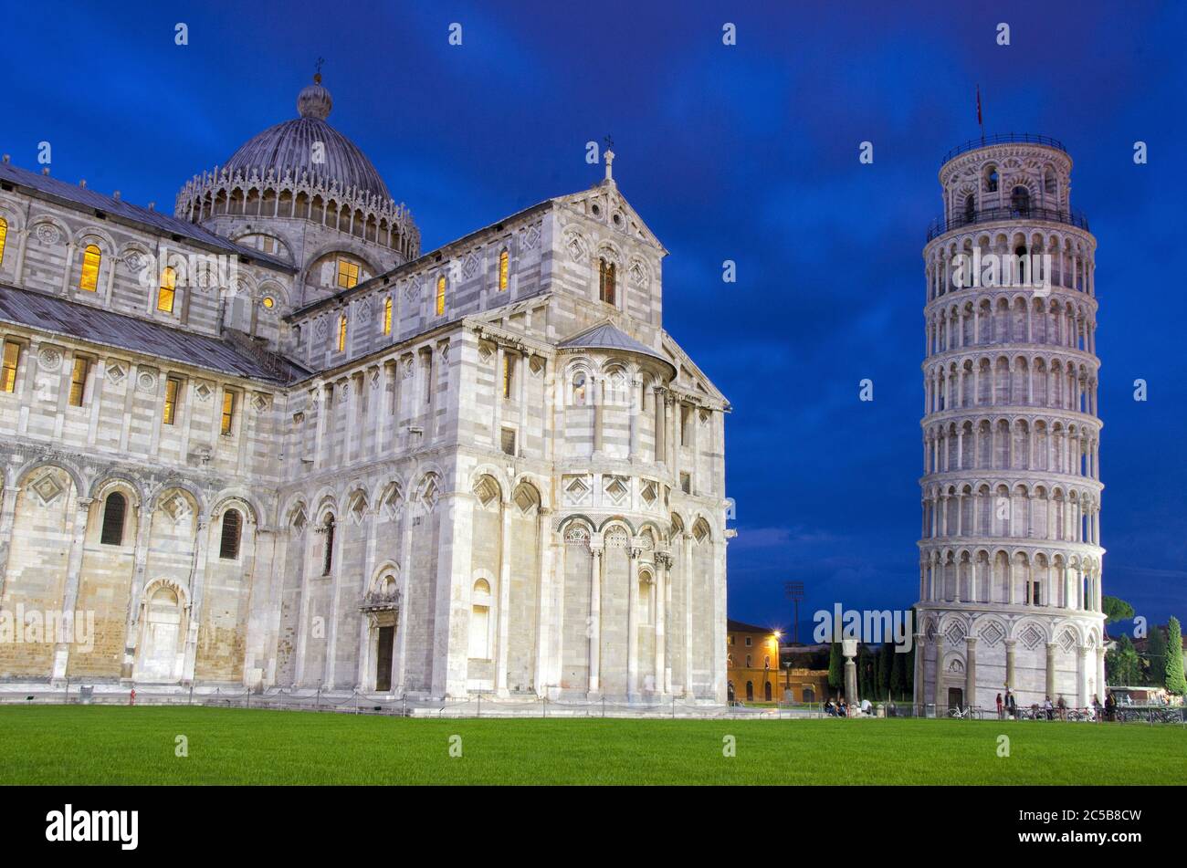 Vista nocturna de la Catedral de Pisa (Duomo di Pisa) con la Torre inclinada de Pisa (Torre di Pisa) en la Piazza dei Miracoli en Pisa, Toscana, Italia Foto de stock