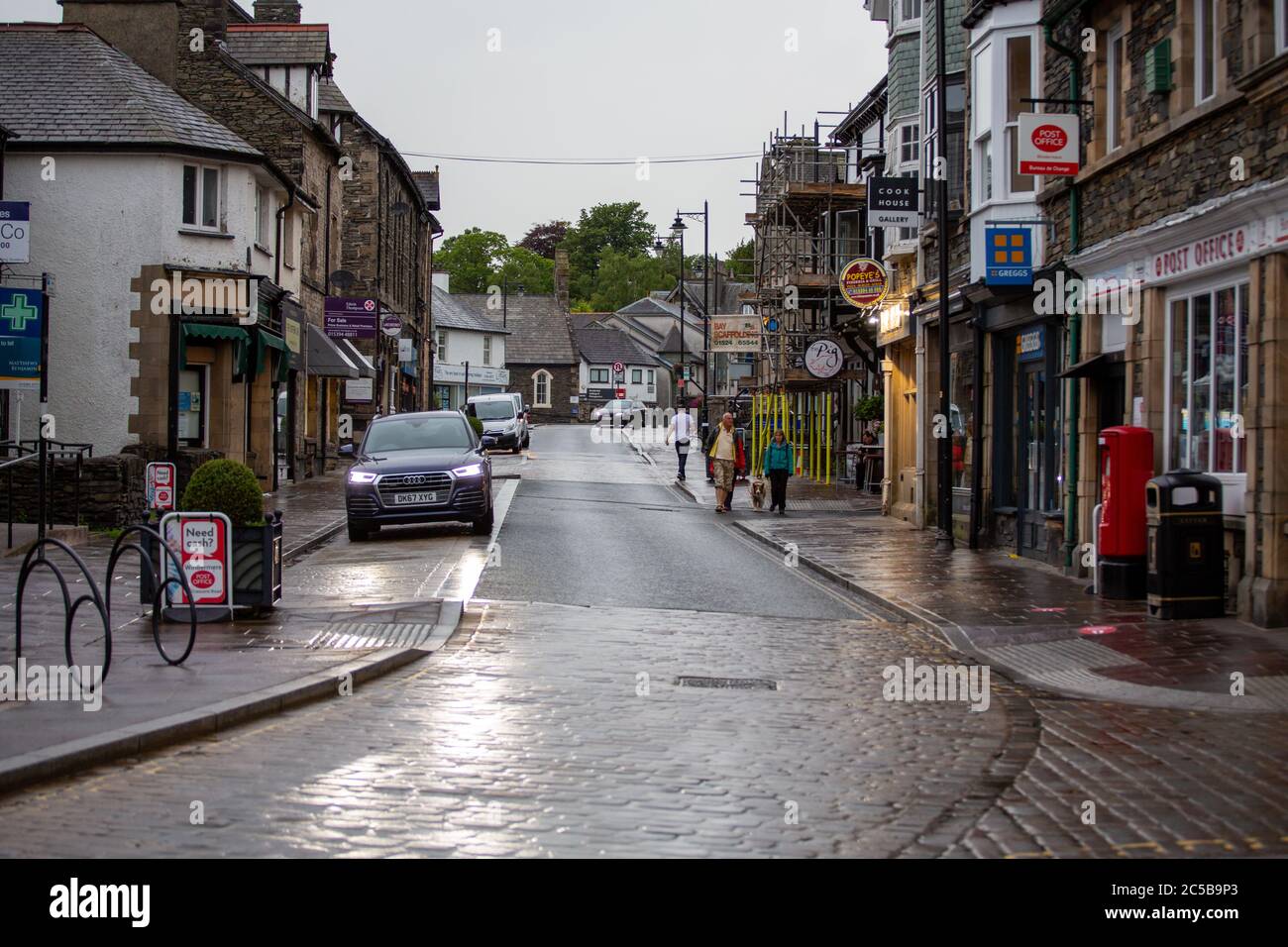 Windermere, Cumbria, Reino Unido. 1 de julio de 2020. Las calles normalmente ocupadas de Windermere siguen desiertas en contraste con la llegada esperada de los visitantes como el COVID 19 restricciones en el 4 de julio crédito: PN Noticias/Alamy Live News Foto de stock