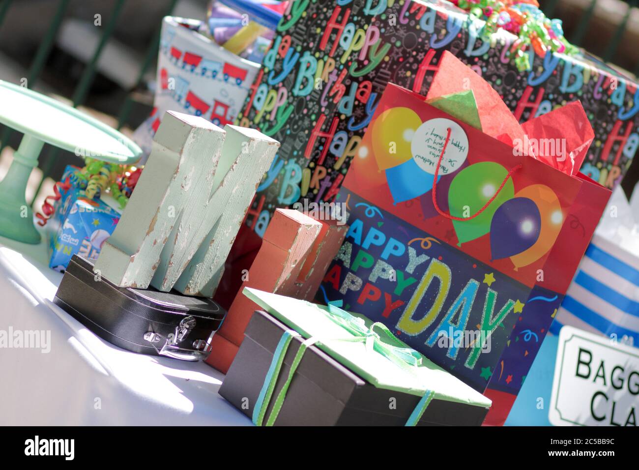 Regalos de cumpleaños en la 1ra. Fiesta de cumpleaños de Toddler con tema  de aviación Fotografía de stock - Alamy