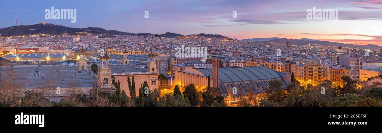 Barcelona - el panorama de la ciudad al atardecer. Foto de stock