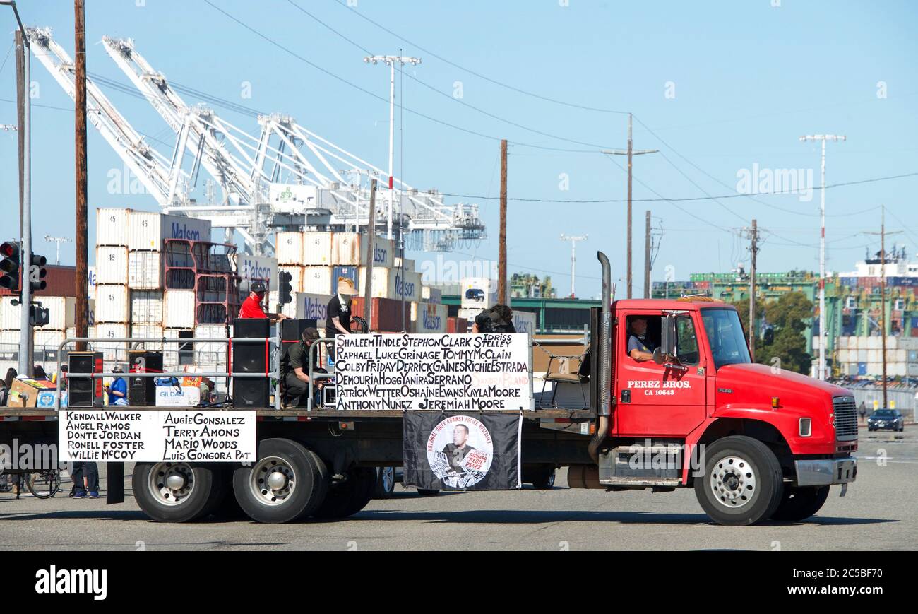 Oakland, CA - 19 de junio de 2020: Los trabajadores del Puerto de Oakland se reunieron para el 17º período de sesiones y piden una reforma policial. Miles marcharon por las calles Foto de stock
