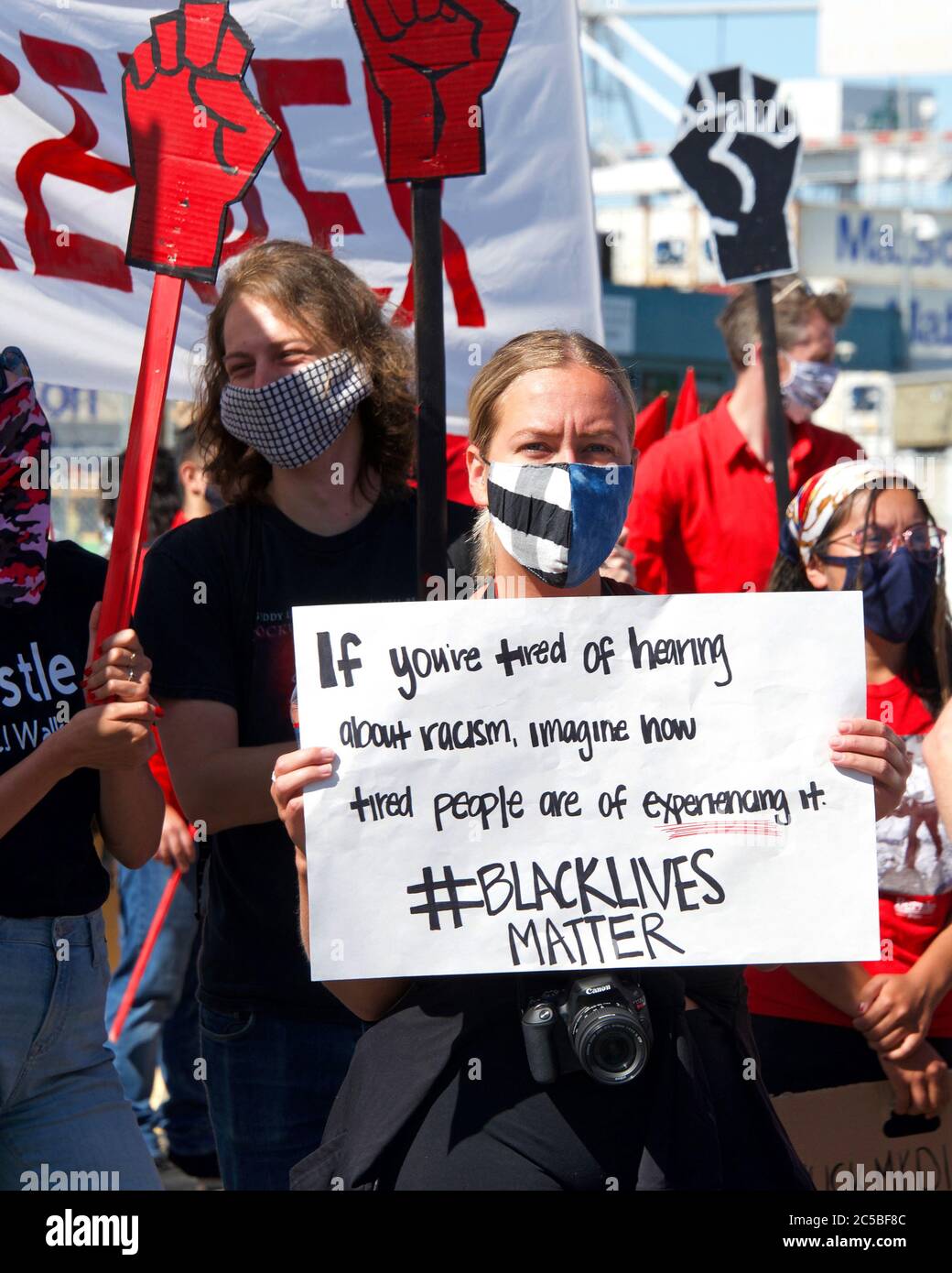 Oakland, CA - 19 de junio de 2020: Los trabajadores del Puerto de Oakland se reunieron para el 17º período de sesiones y piden una reforma policial. Miles marcharon por las calles Foto de stock