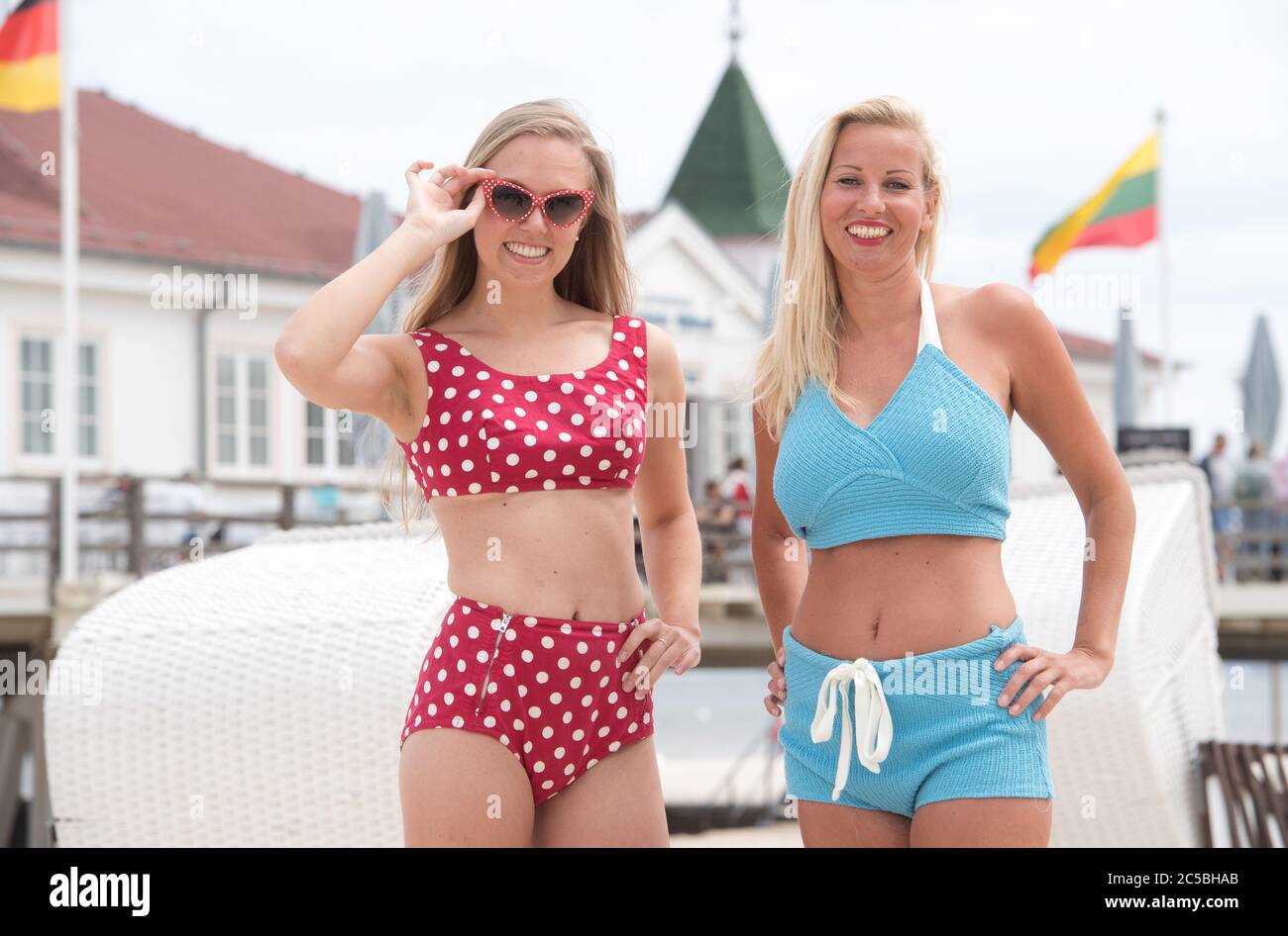Ahlbeck, Alemania. 30 de junio de 2020. El modelo Johanna (l-r, con el  bikini original del diseñador francés de moda Réard 1953 de París) y el  modelo Harriett (con un traje de
