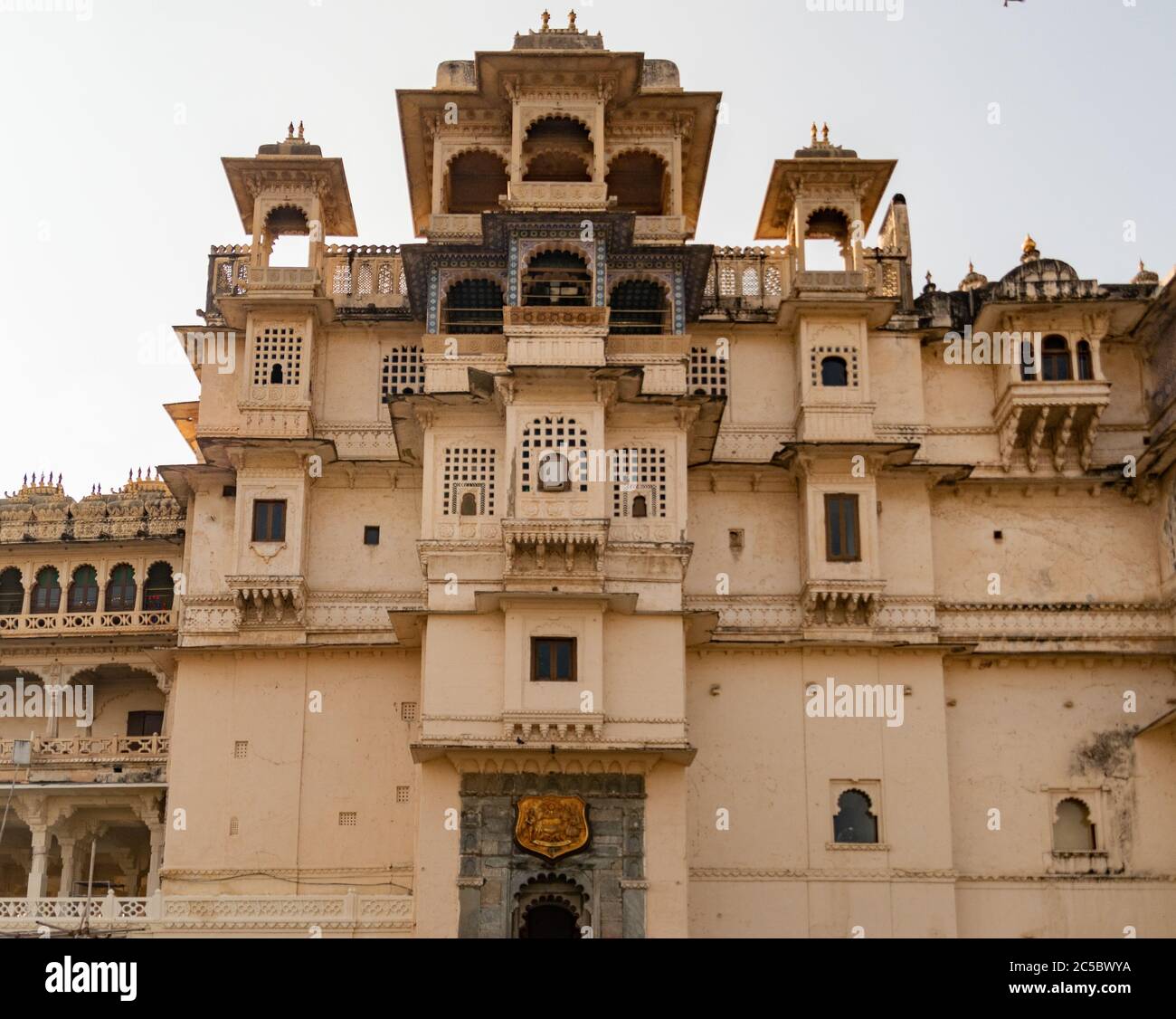 Entrada principal del Palacio de la Ciudad, Udaipur Rajasthan India. Foto de alta calidad Foto de stock