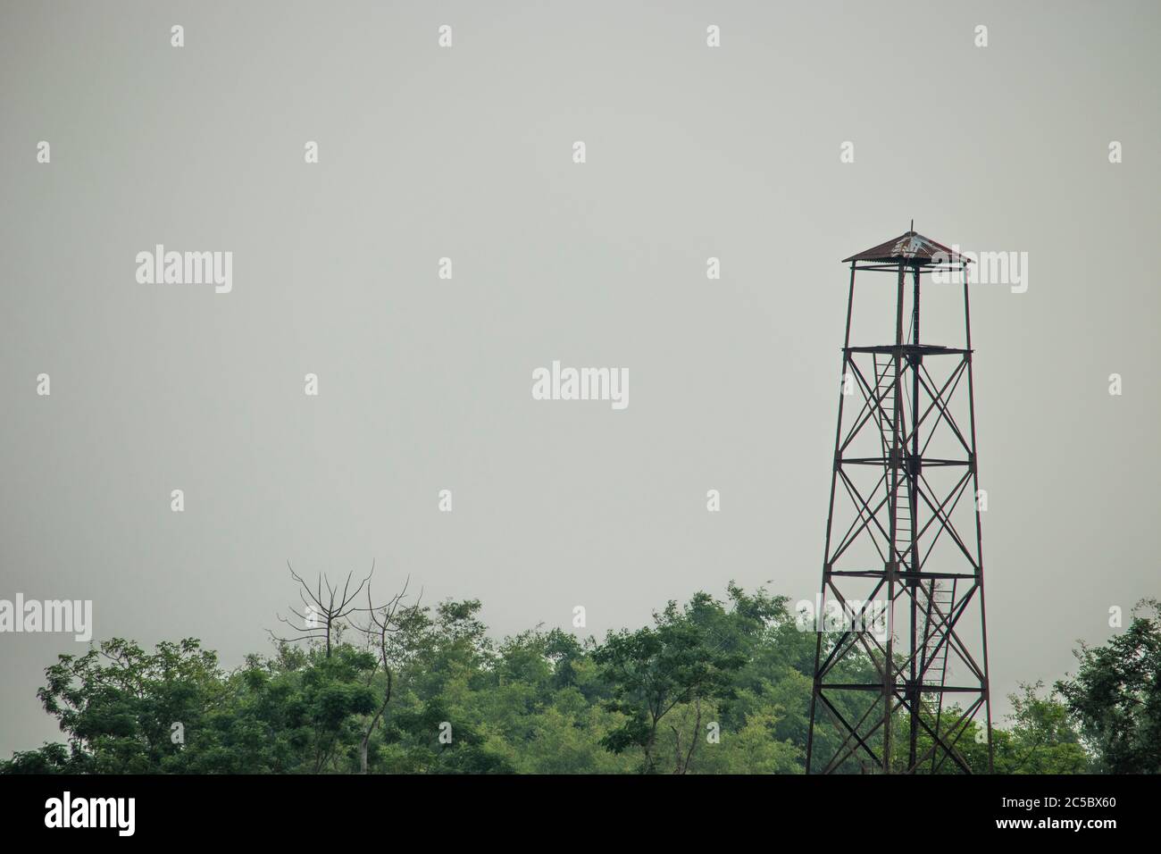 Torre de vigilancia de fronteras en la India y Bangladesh. Concepto de seguridad. Torre de observación de fronteras militares. Torre de vigilancia para soldados indios. Foto de stock