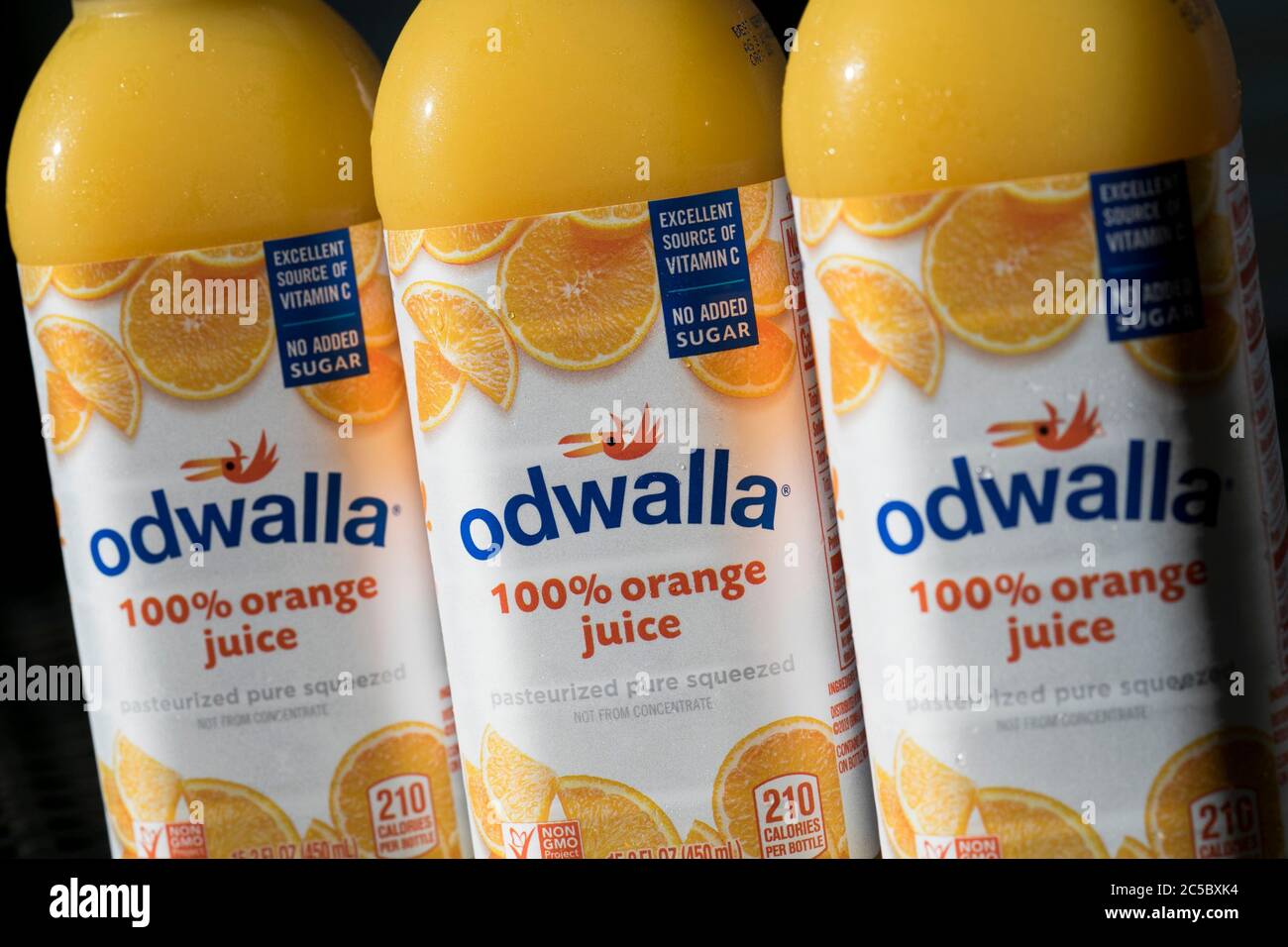 Botellas de productos de jugo Odwalla dispuestas para una foto. Foto de stock