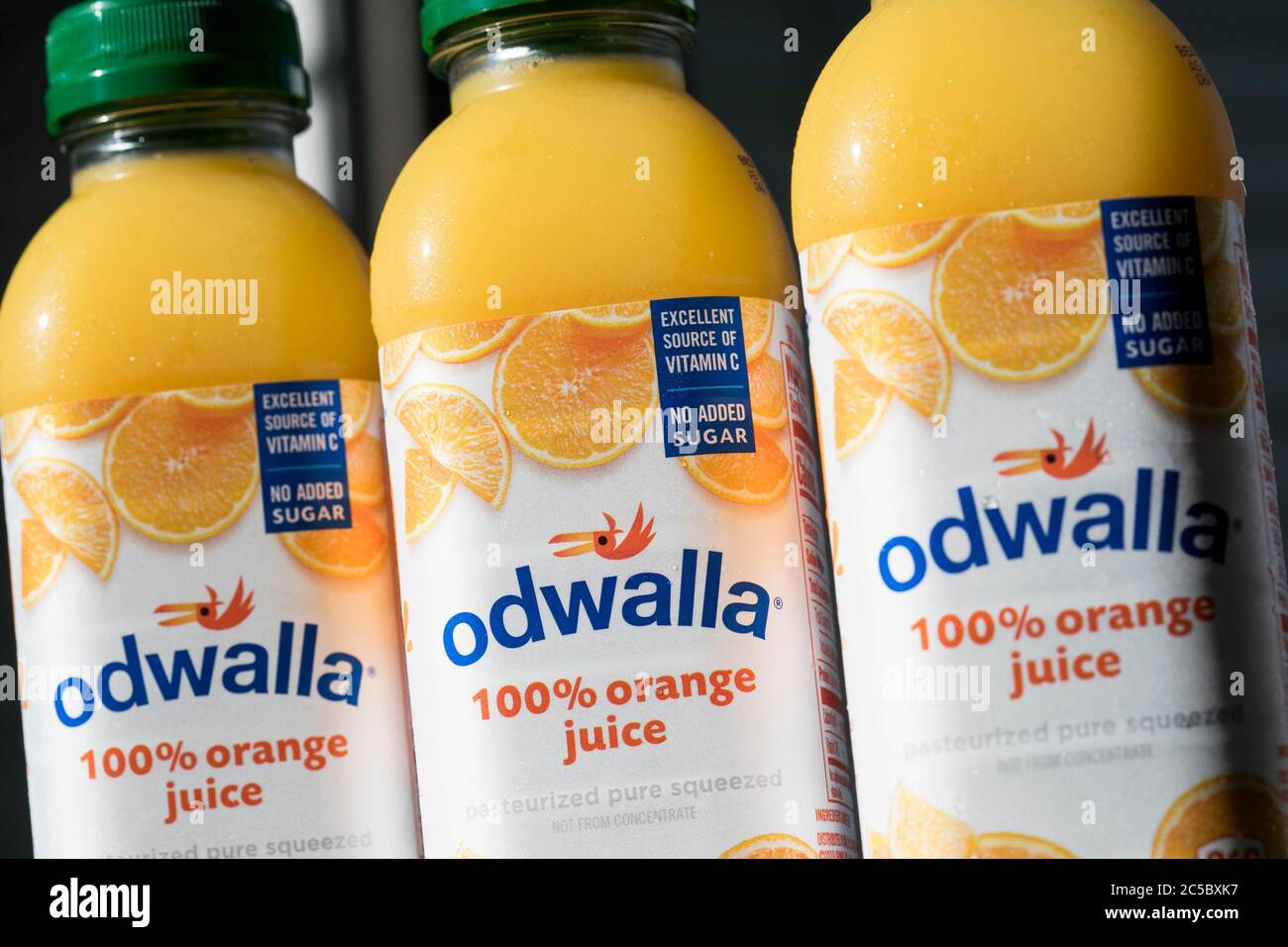 Botellas de productos de jugo Odwalla dispuestas para una foto. Foto de stock