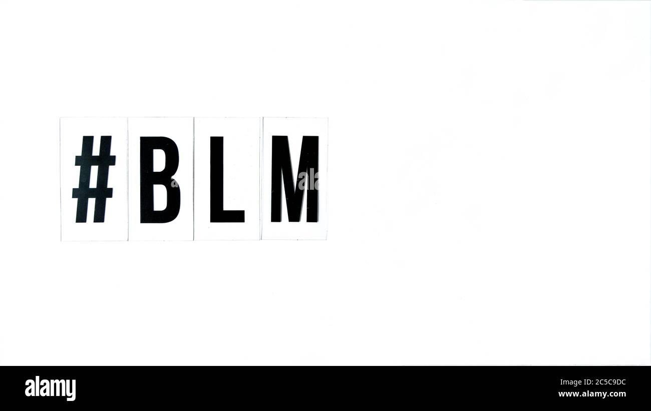 Hashtag BLM VIDAS NEGRAS MATERIA de texto sobre un fondo blanco. Protesta contra el fin del racismo, el antirracismo, la igualdad Foto de stock