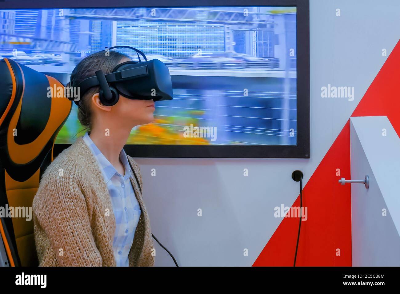 MOSCÚ, RUSIA - 25 DE JUNIO DE 2019: VR EXPO. Mujer usando auriculares  negros de realidad virtual, mirando alrededor y jugando en pasajeros del  transporte público Fotografía de stock - Alamy