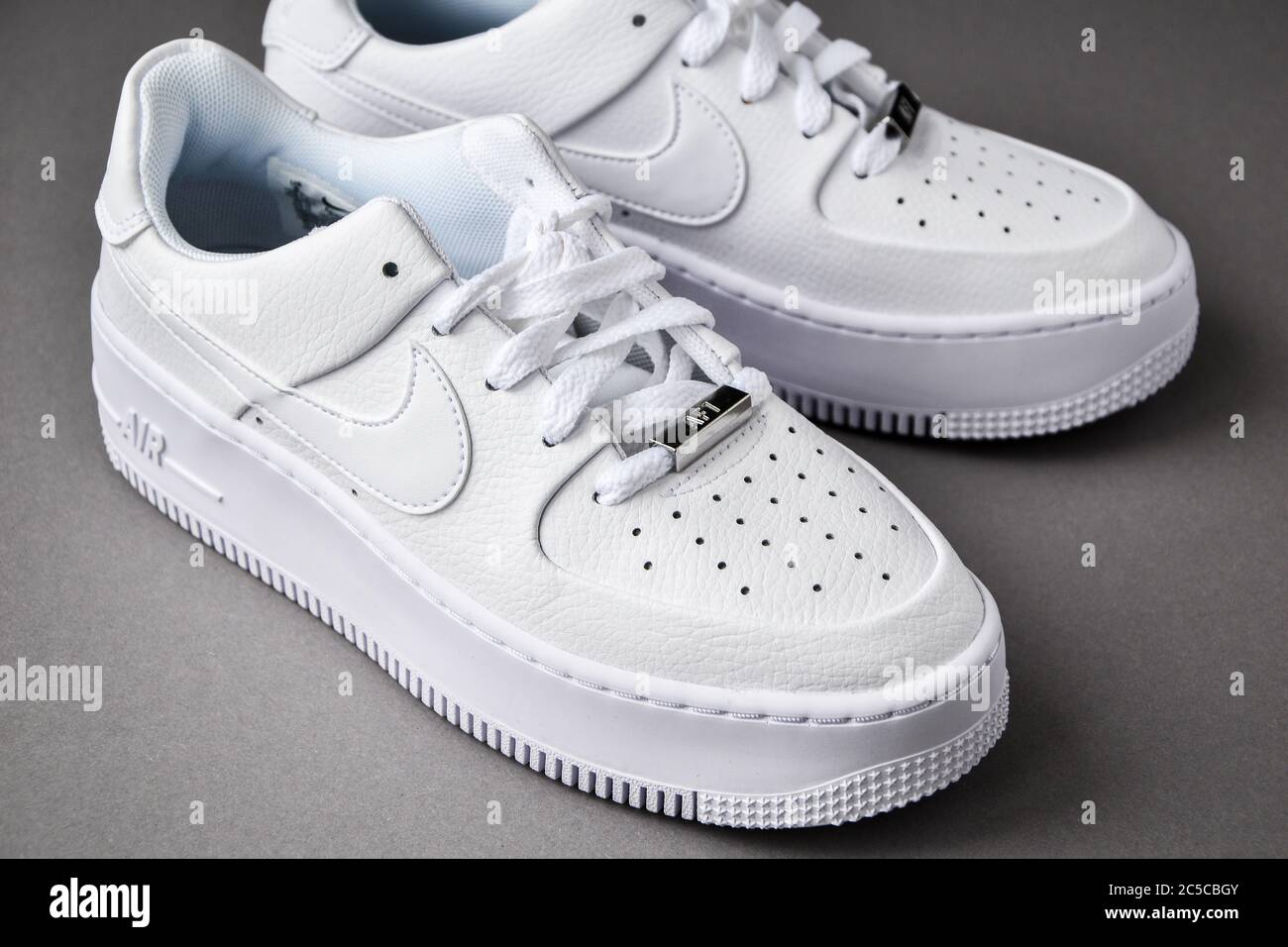 Zhytomyr, Ucrania - 1 de junio de 2020: Zapatillas de lona blancas Nike Air  Force 1 Sage sobre fondo gris. Foto editorial ilustrativa Fotografía de  stock - Alamy