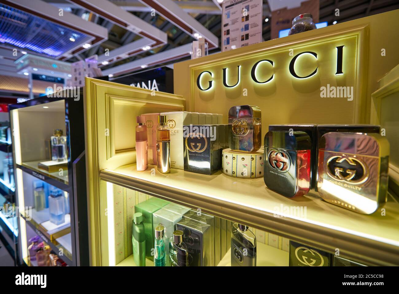 BANGKOK, TAILANDIA - ALREDEDOR DE ENERO de 2020: Primer plano de perfumes  de Gucci en la tienda libre de impuestos en el aeropuerto de Suvarnabhumi  Fotografía de stock - Alamy