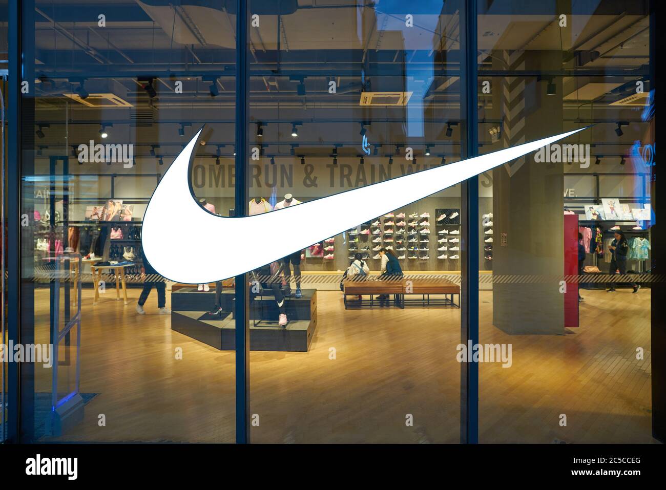 Hermano sed formar Nike logo in shop in fotografías e imágenes de alta resolución - Página 5 -  Alamy