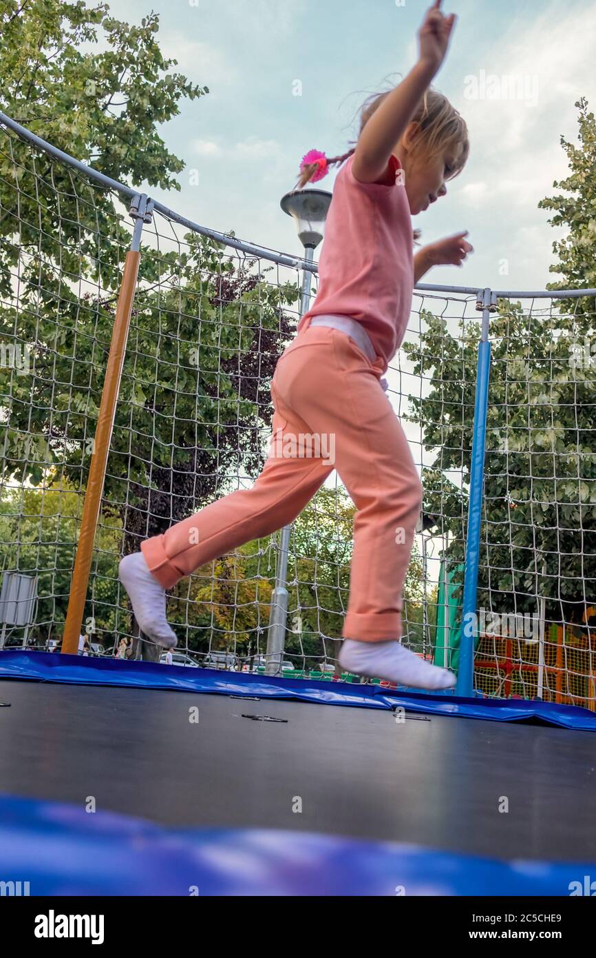 Jumping on a trampoline fotografías e imágenes de alta resolución Página 7 Alamy
