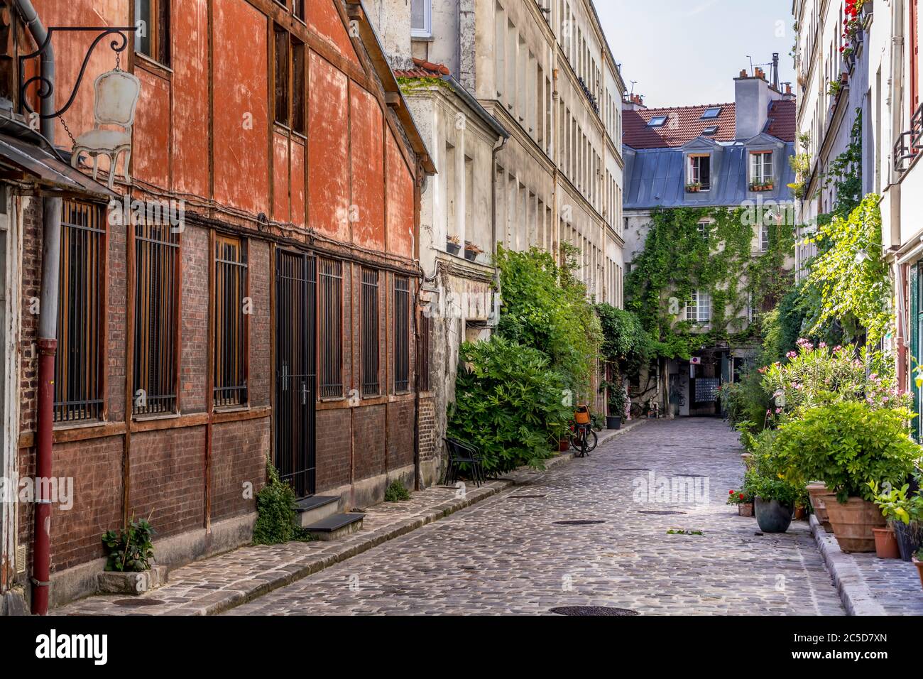 Paris, Francia - 24 de junio de 2020: Paso Lhomme con su vegetación y sus antiguos talleres en el distrito 11 de París Foto de stock