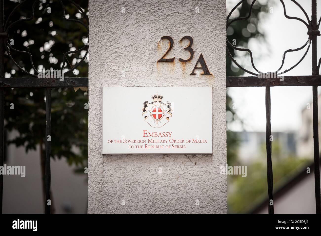 BELGRADO, SERBIA - 3 DE SEPTIEMBRE de 2018: Señal que indica la Orden de Malta Embajada de Belgrado. Es la representación diplomática oficial de la sove Foto de stock