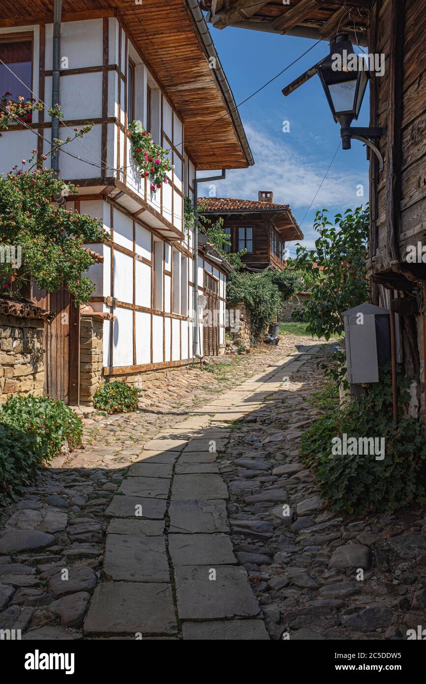 Antiguas calles adoquinadas en la ciudad búlgara de Kotel con casas arquitectónicas de madera del período de renacimiento. Foto de stock