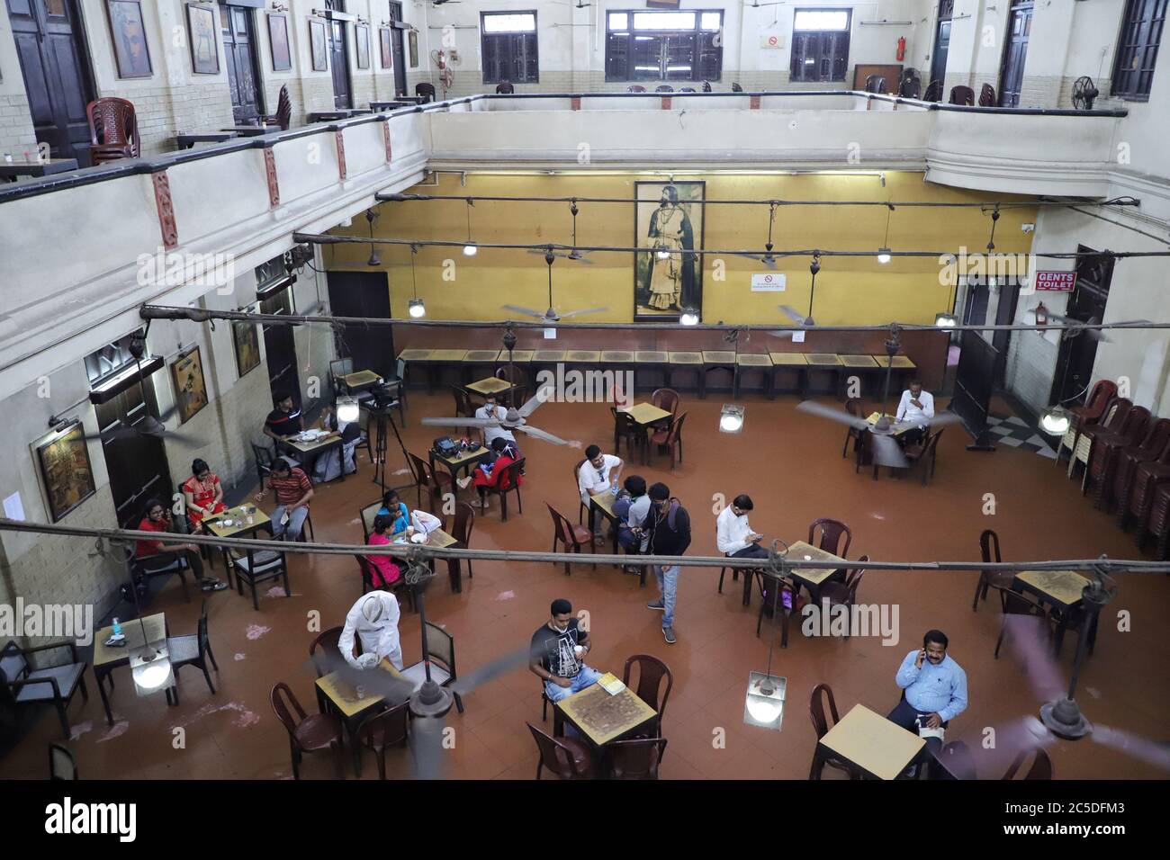 Después de 3 meses y 11 días, la famosa cafetería Kolkata (Casa de Café  India, calle de la universidad) finalmente abrió. Después de toda la  espera, un piso de la cafetería fue