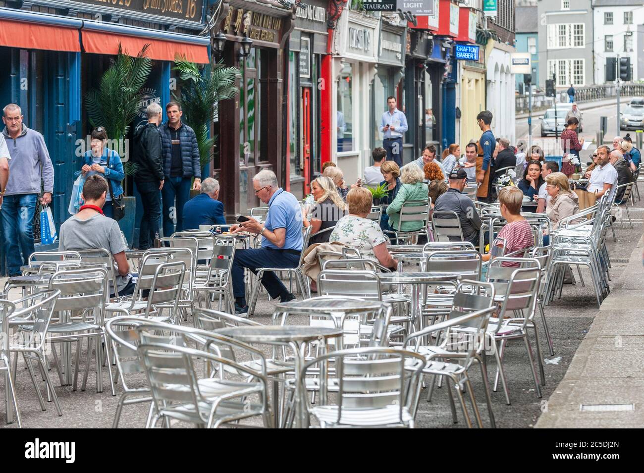 Cork, Irlanda. 2 de julio de 2020. Princes Street en la ciudad de Cork ha sido peatonal para fomentar la alimentación al aire libre como parte de los restaurantes reabriendo después de su cierre debido a Covid-19. Crédito: Agnews/Alamy Live News Foto de stock