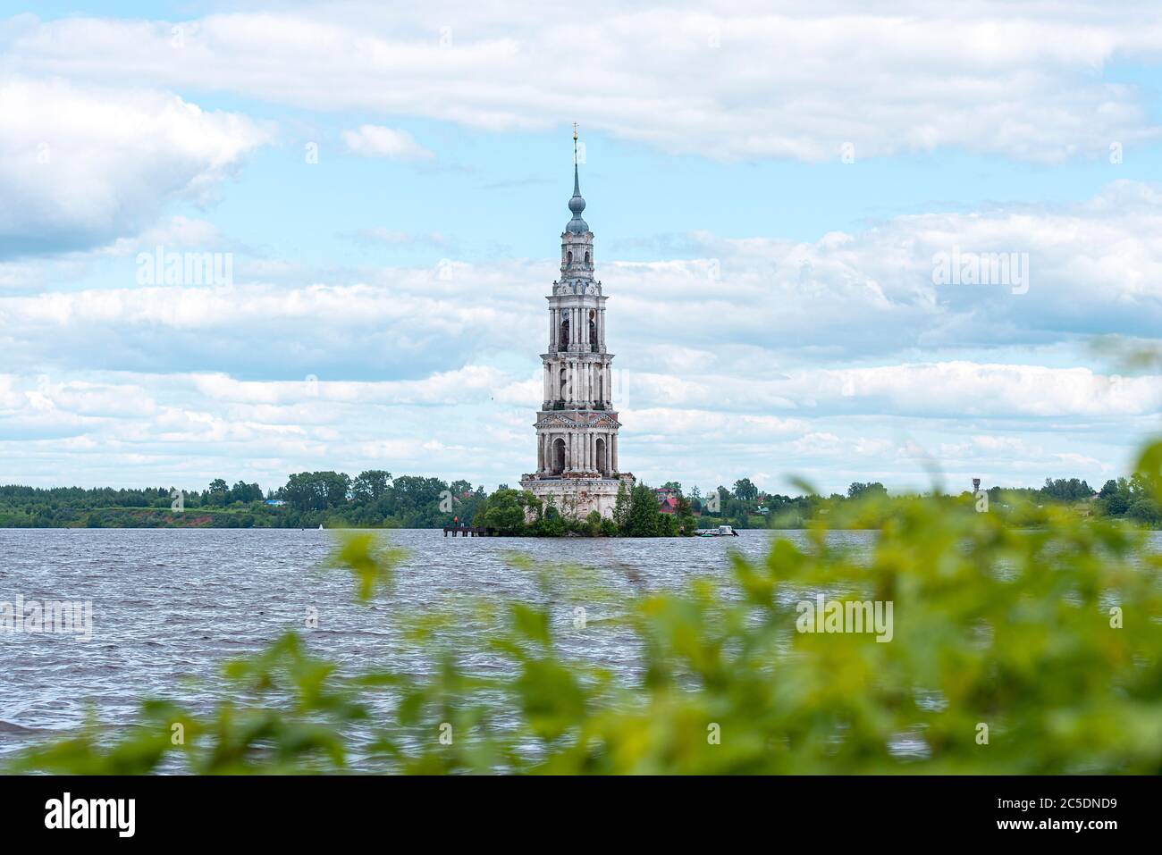 Kalyazin inundó el campanario o campanario sobre el río Volga es una parte de la iglesia inundada antigua en la vieja ciudad rusa de Kalyazin en Rusia Foto de stock