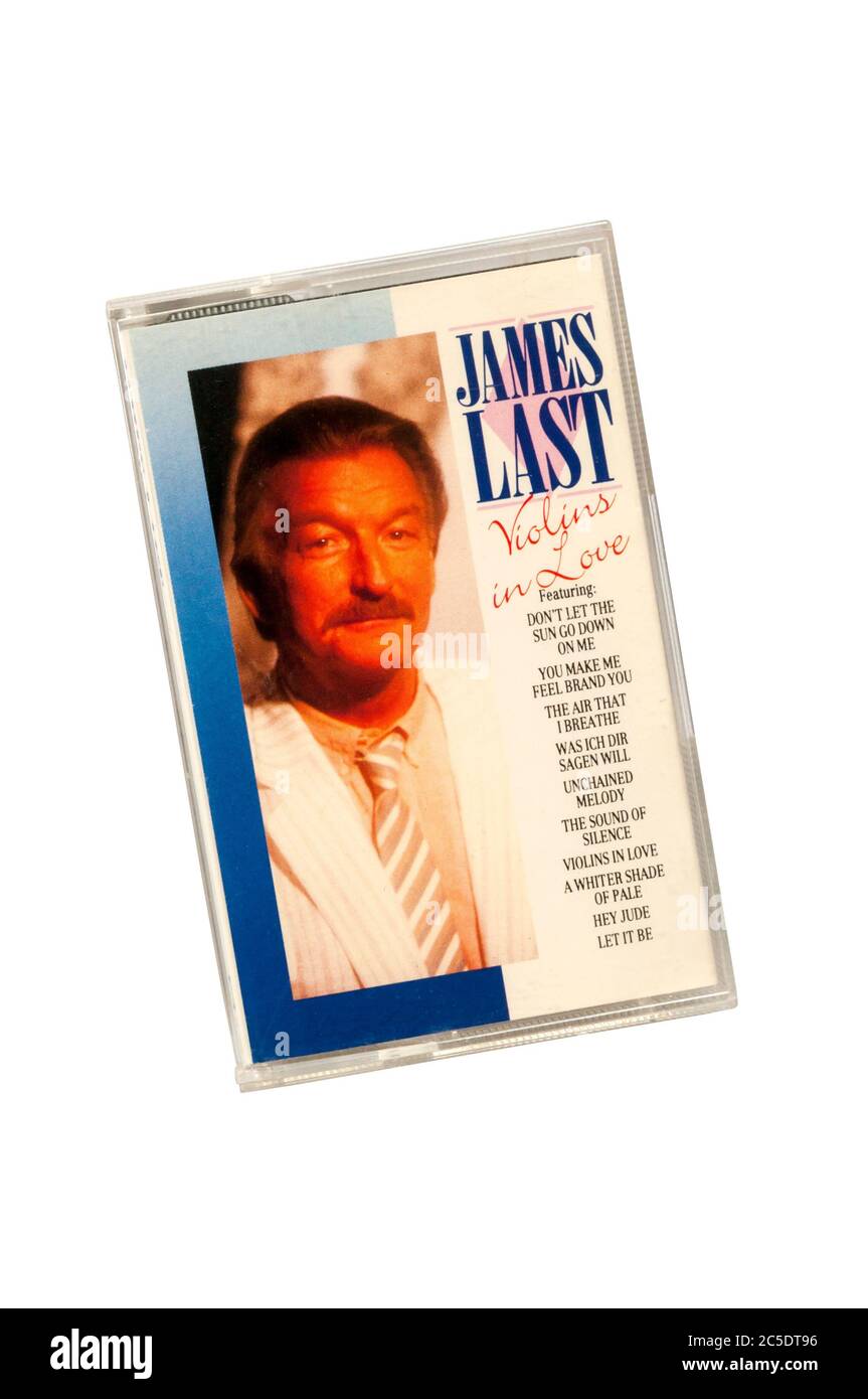 Un cassette de música pre-grabado de Violins In Love de James Last, lanzado en 1974. Foto de stock