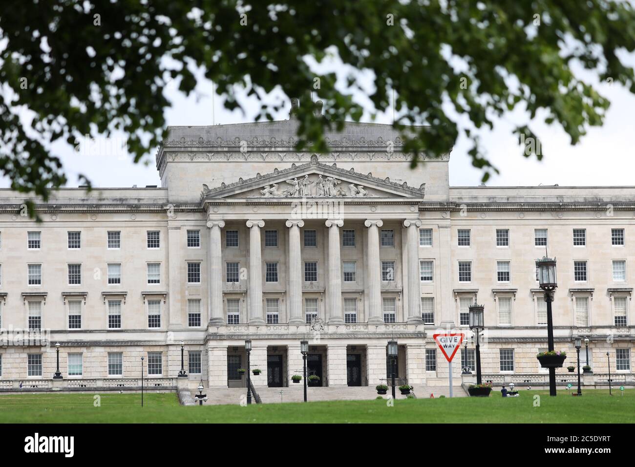 Los edificios del Parlamento en Stormont, Belfast, después de que el Sinn Fein rechazara una petición del DUP para que Michelle o'Neill se aparta como primera Ministra adjunta por su asistencia a un funeral del IRA que atrajo a cientos de personas a las calles. Foto de stock