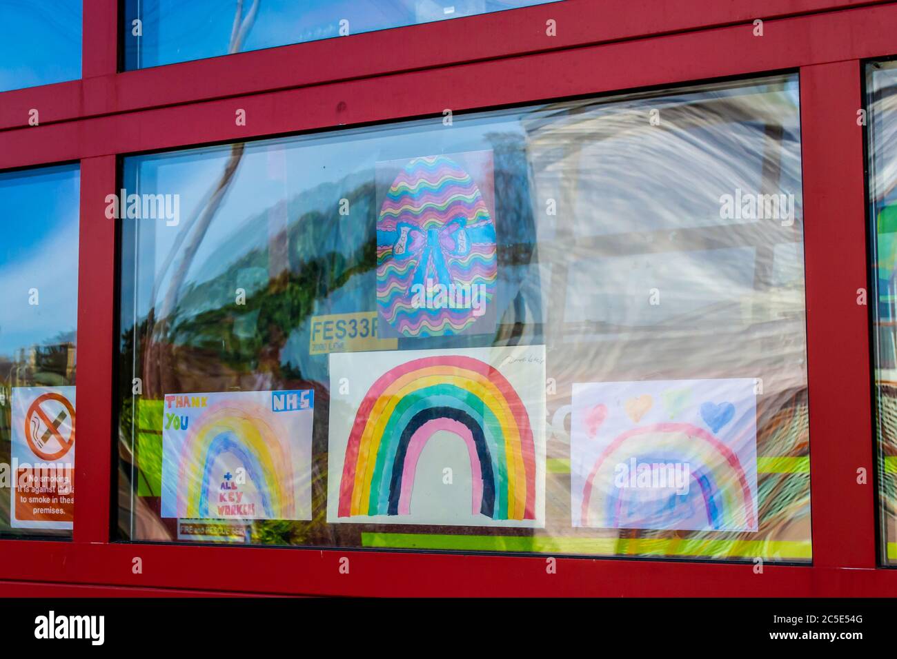 OAKHAM/RUTLAND, INGLATERRA- 18 DE ABRIL de 2020: Dibujos de arco iris en una ventana de una estación de bomberos durante la pandemia del Coronavirus Foto de stock