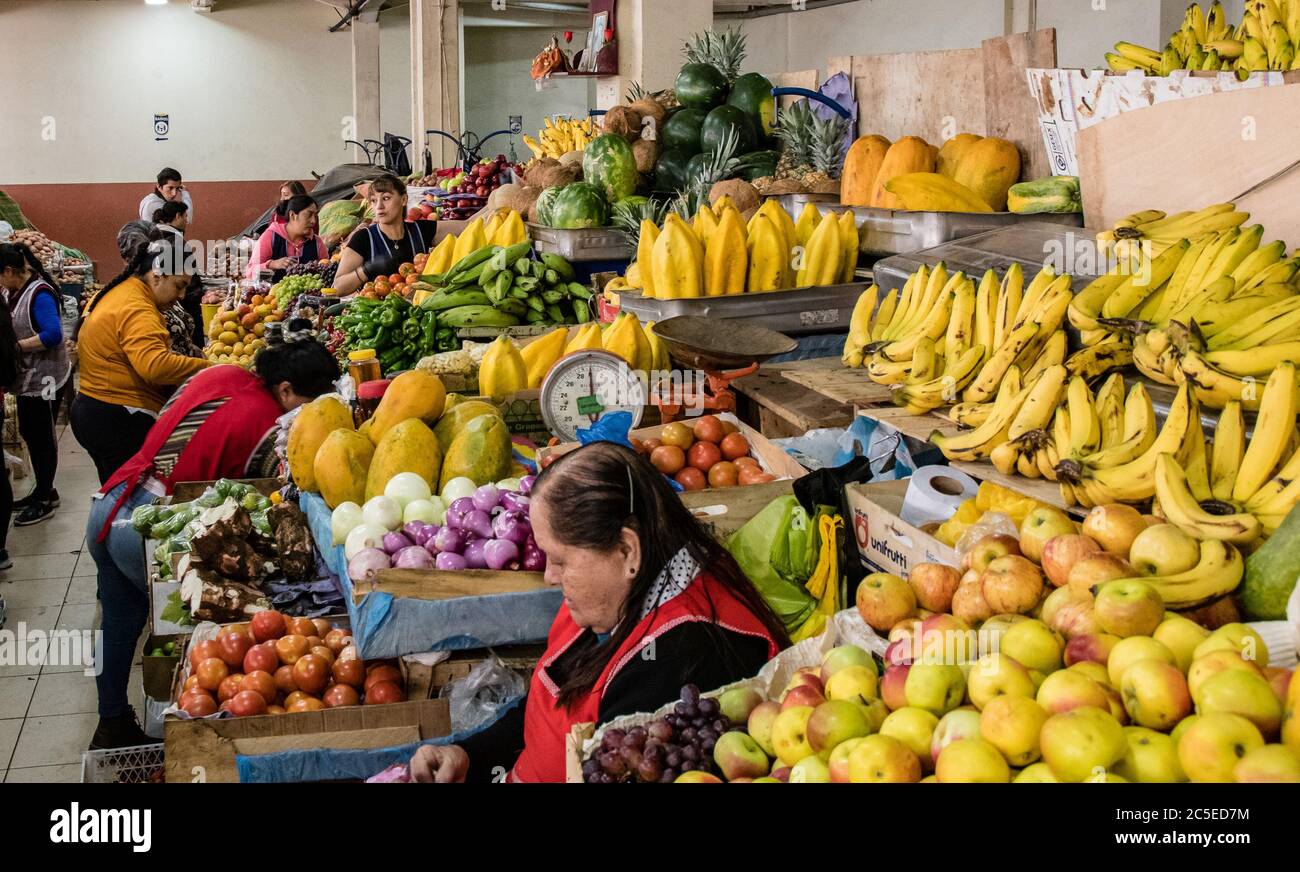 Puestos de fruta en el colorido mercado 10 de Agosto del mercado central de  Cuenca en Ecuador Fotografía de stock - Alamy