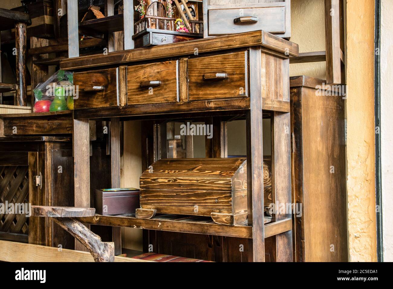 Muebles de madera, más o menos antiguos, están a la venta en una tienda en  el mercado artesanal de Cuenca Fotografía de stock - Alamy