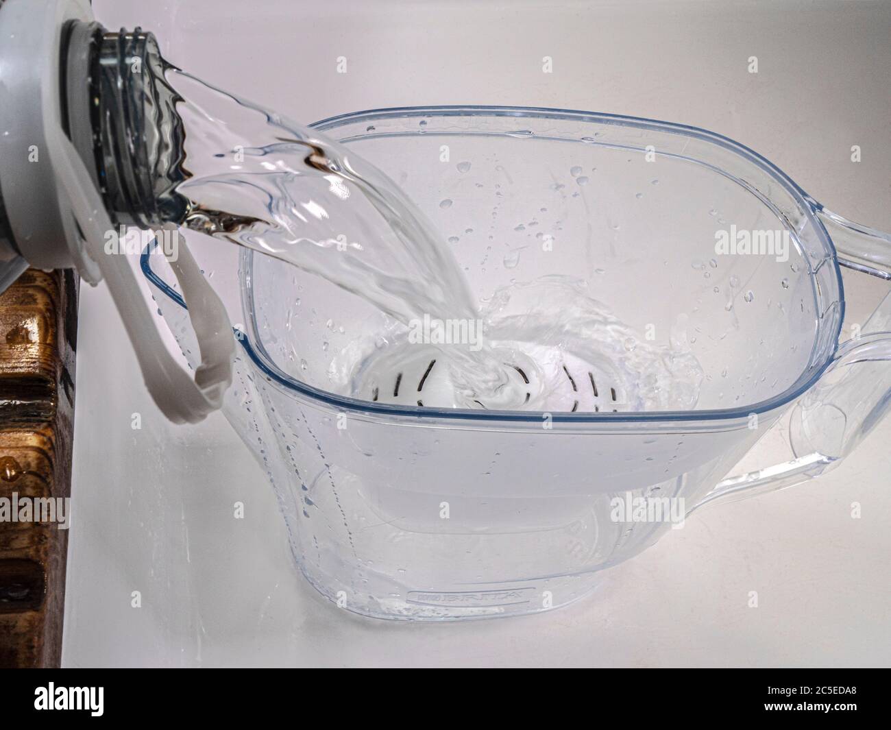 Jarra contra botellas de agua para ahorrar el uso de plástico Fotografía de  stock - Alamy
