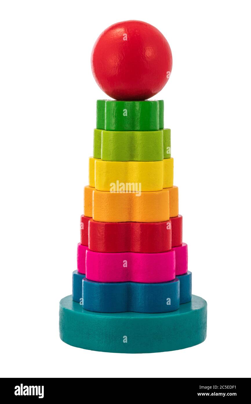 Torre de madera con anillos, Montessori juguete educativo aislado sobre fondo blanco Foto de stock