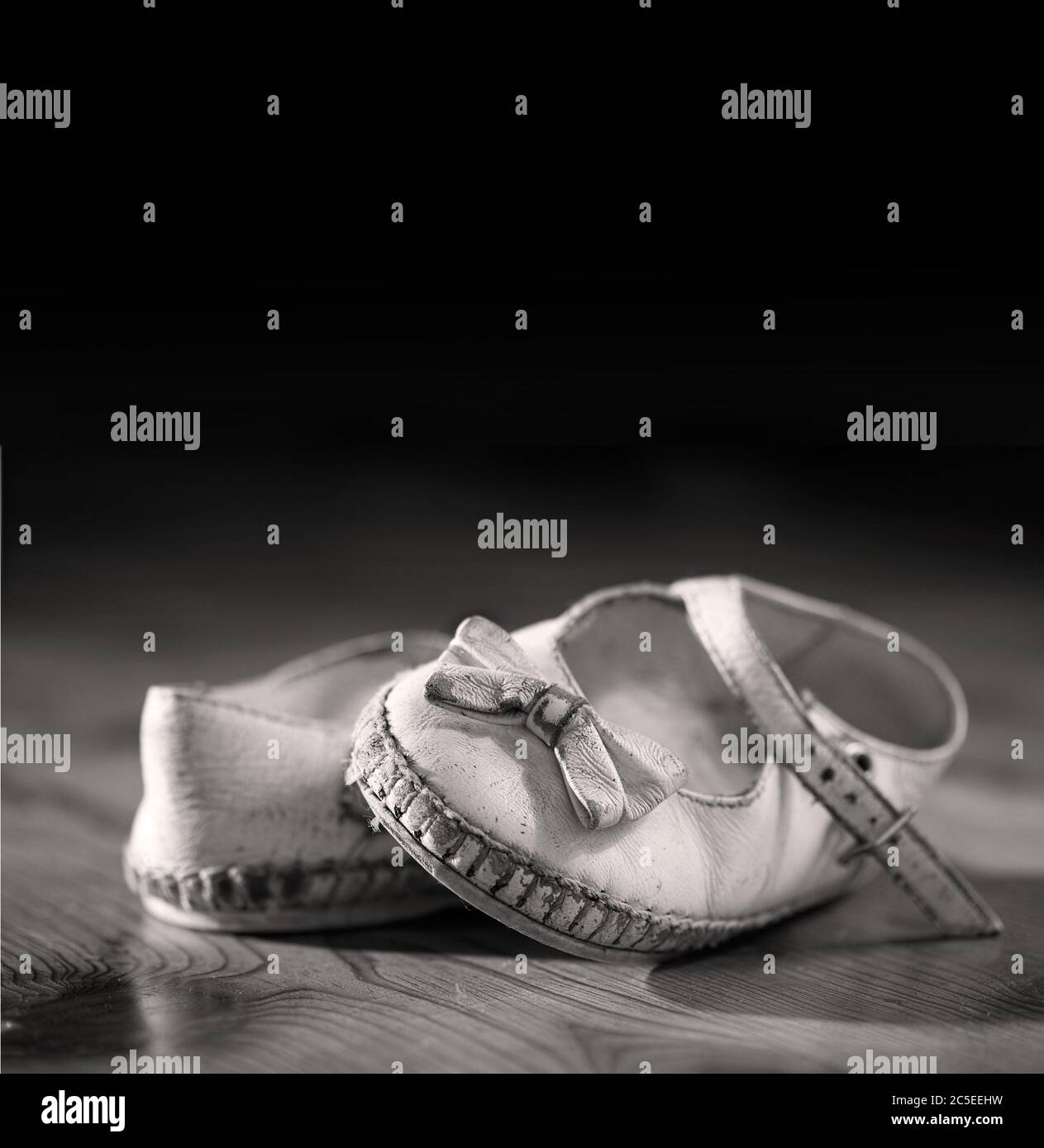 Un par de zapatos para bebés desgastados. Imagen nostálgica adecuada para  el día de las madres/día de los padres/día de los abuelos Fotografía de  stock - Alamy